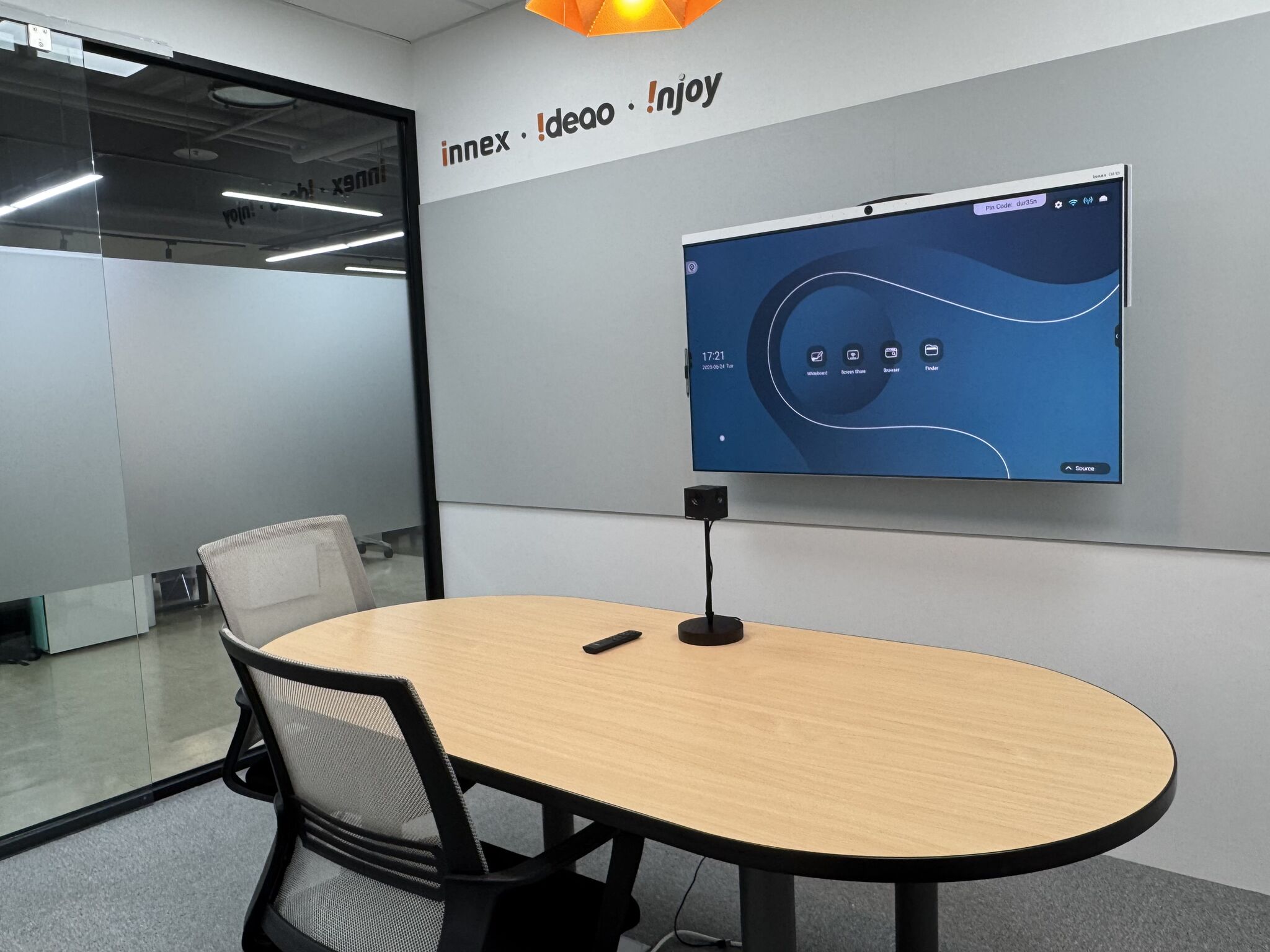 découvrez un intérieur innovant alliant design moderne et technologies avant-gardistes pour un espace unique et fonctionnel.
