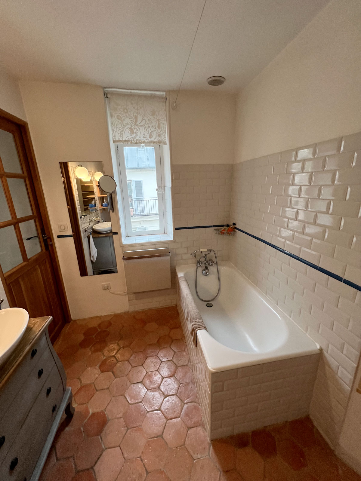 découvrez nos services professionnels de rénovation de salle de bains à paris et en île-de-france. transformez votre espace avec qualité et savoir-faire local.