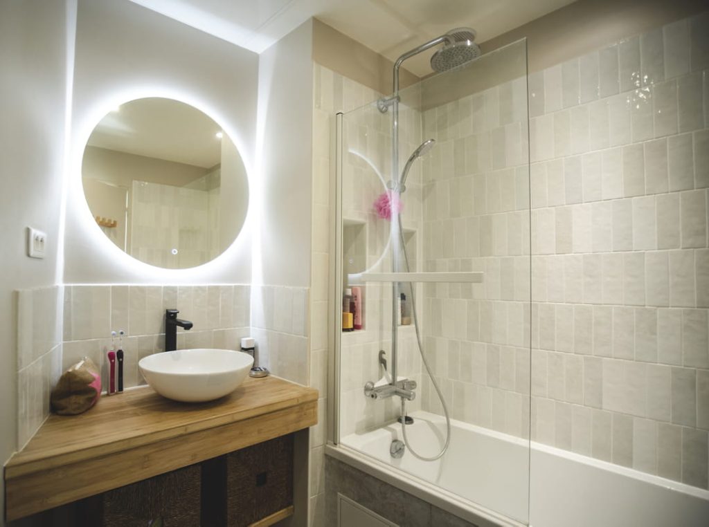 découvrez notre guide complet et nos conseils experts pour réussir la rénovation de votre salle de bain à paris. astuces, matériaux et tendances pour un espace moderne et fonctionnel.